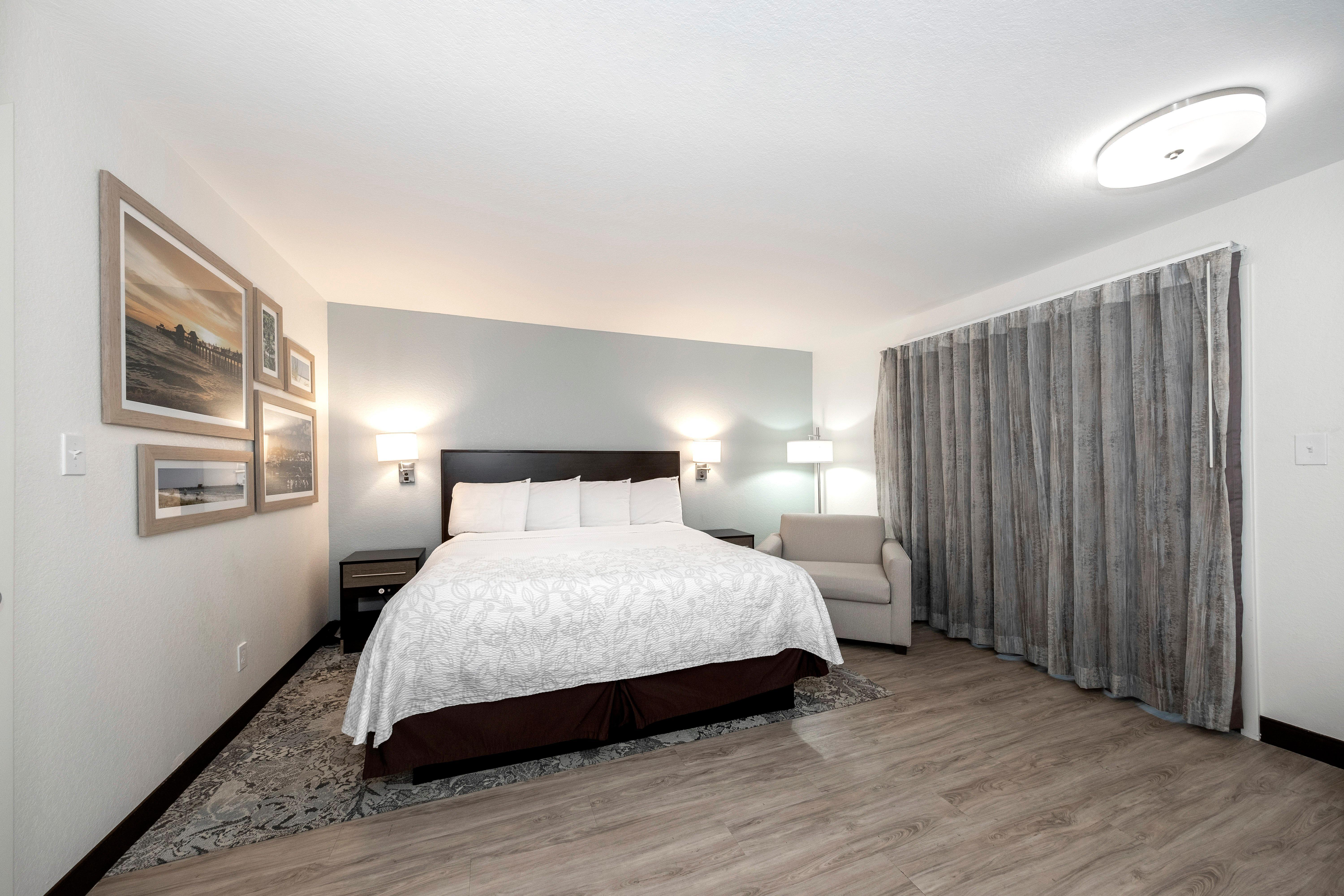 Red Roof Inn Plus+ & Suites Naples Downtown-5Th Ave S Eksteriør billede