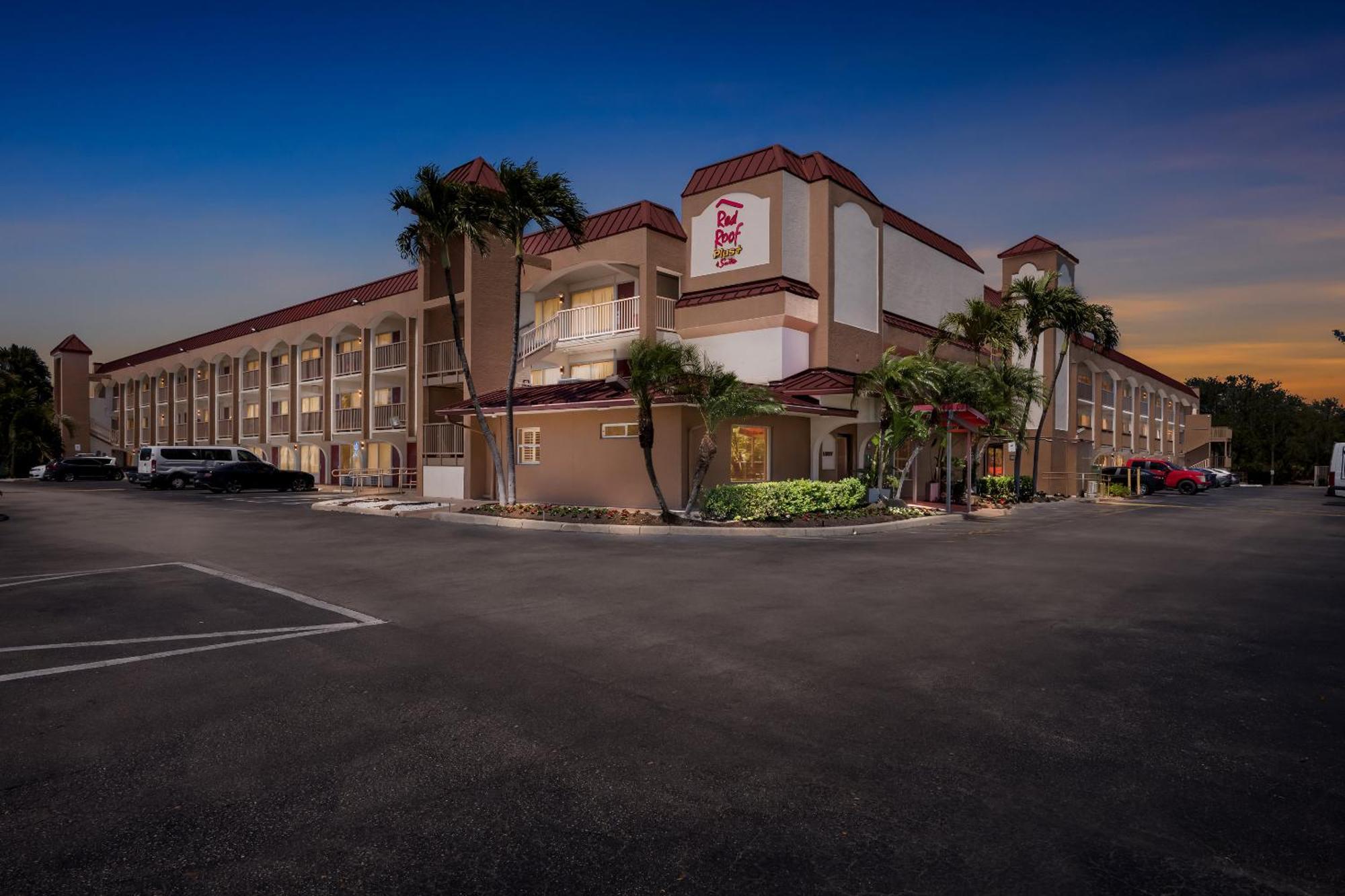 Red Roof Inn Plus+ & Suites Naples Downtown-5Th Ave S Eksteriør billede