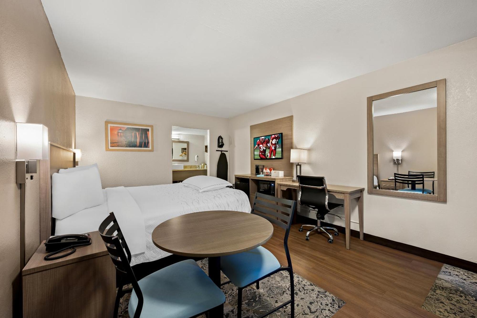 Red Roof Inn Plus+ & Suites Naples Downtown-5Th Ave S Eksteriør billede