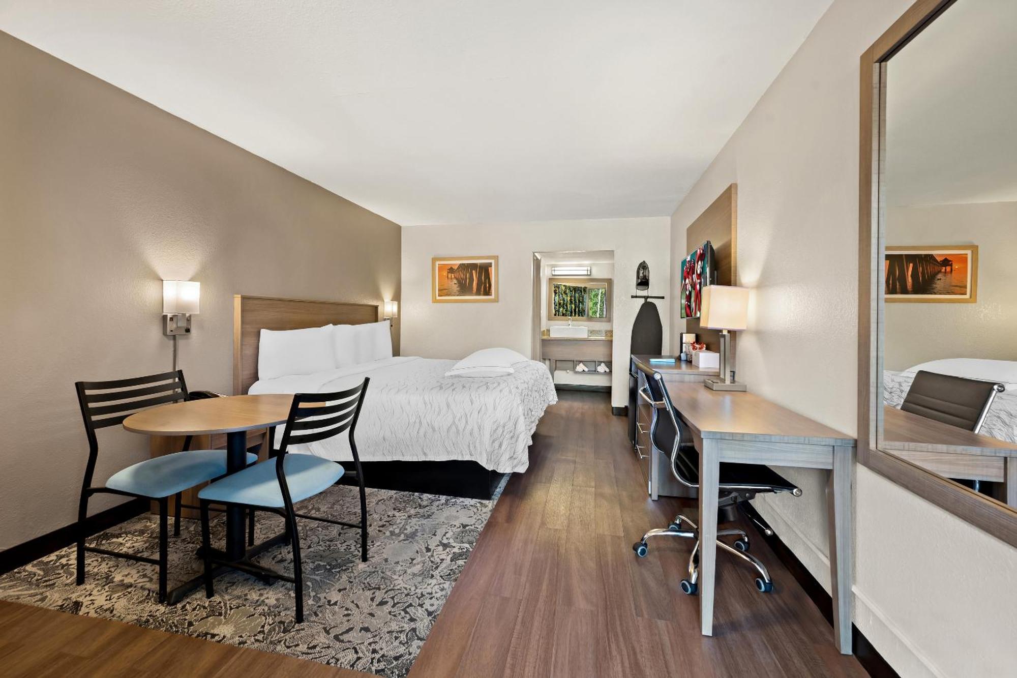 Red Roof Inn Plus+ & Suites Naples Downtown-5Th Ave S Eksteriør billede