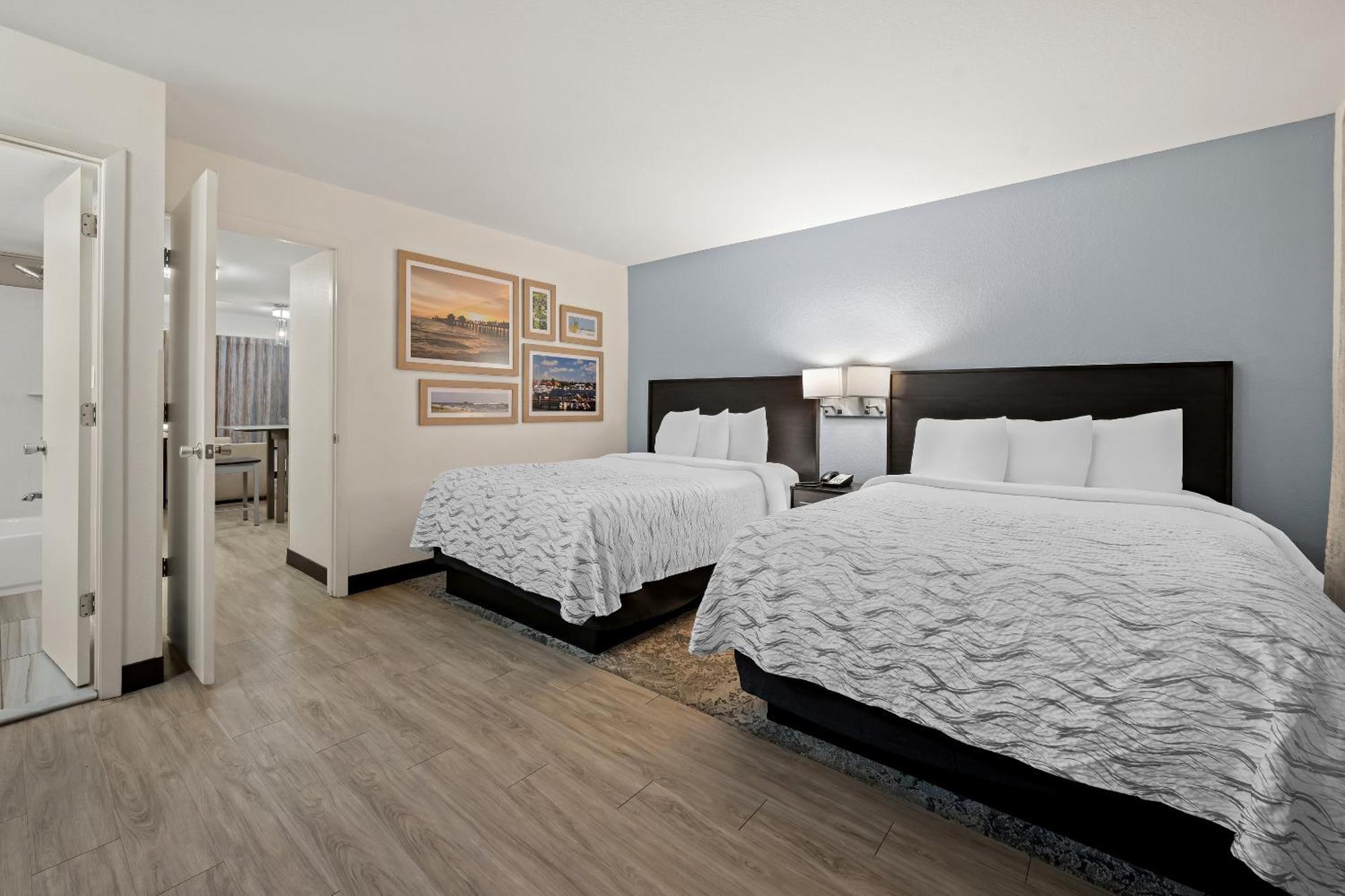 Red Roof Inn Plus+ & Suites Naples Downtown-5Th Ave S Eksteriør billede